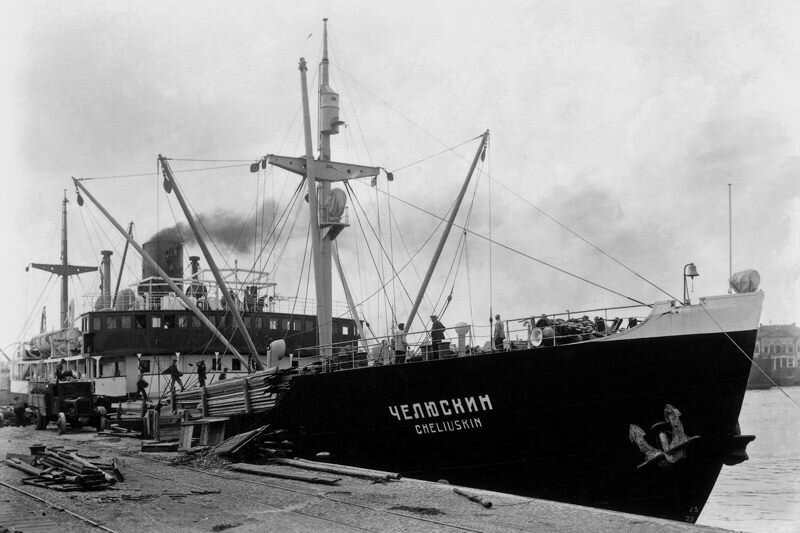 Пароход «Челюскин» в порту. Неизвестный автор, 1934 год, Центральный государственный архив кинофотофонодокументов Санкт-Петербурга 