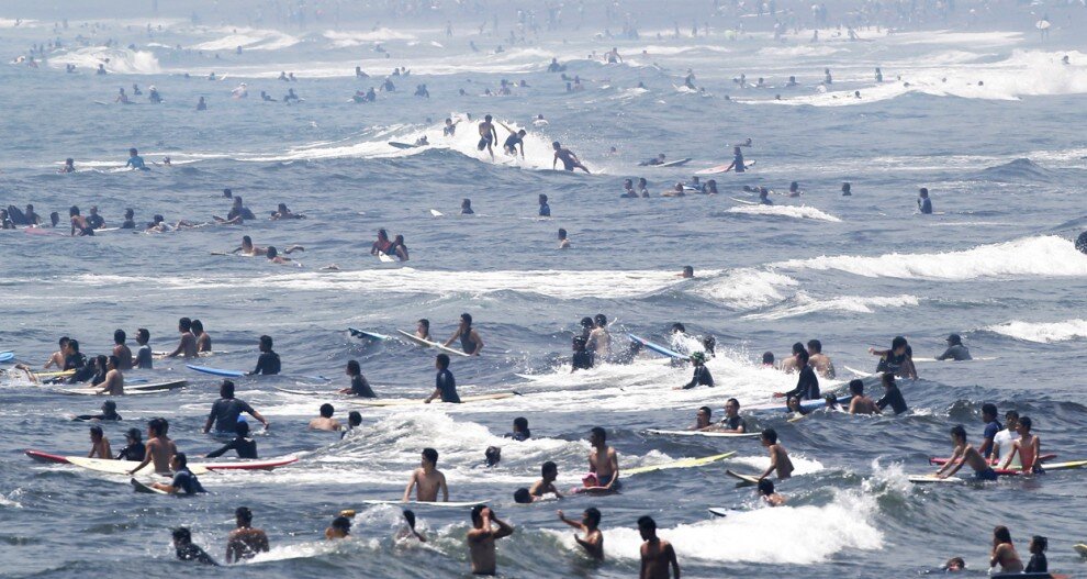 Тихий океан и пляж серферов в Фудзисаве