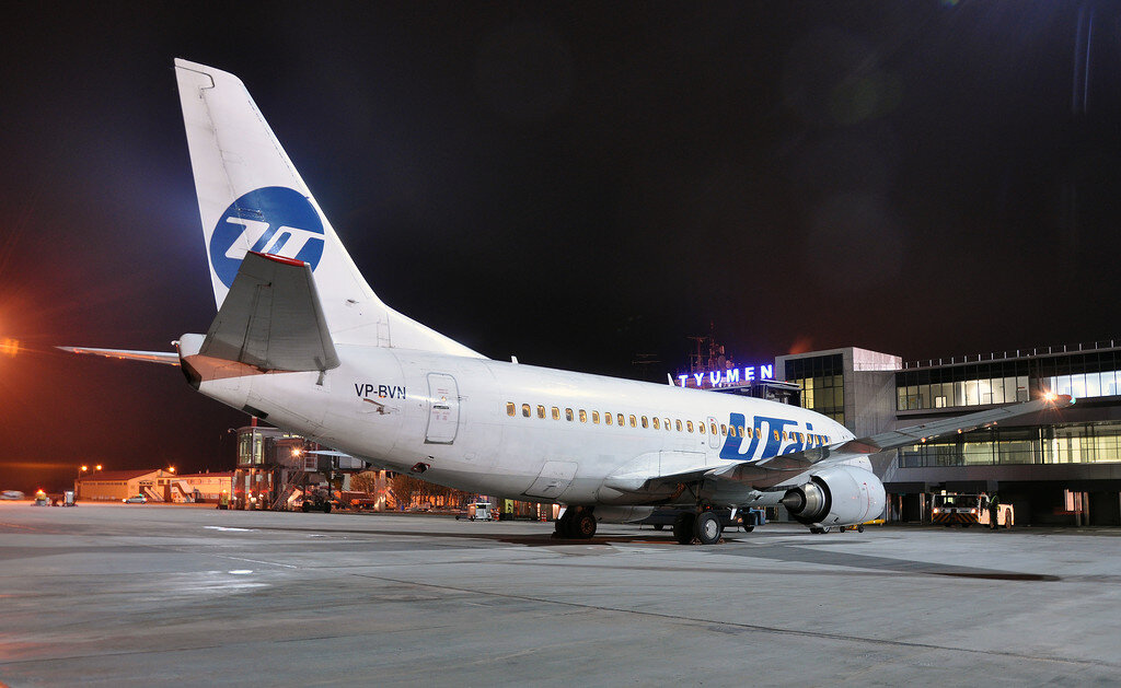  Как я уже писал, на прошлой неделе по приглашению пресс-службы аэропорта "Рощино" и alexx72 удалось побывать на споттинге в Тюмени. Сегодня о самолетах... Репортаж о новом терминале - http://max-sky.livejournal.com/293527.html 
Прибыв на поезде в город, меня встретили коллеги. На трассе к нам присоединились другие участники... И хотя время горячих летних сезонов подошло к концу и спад по рейсам во многих аэропортах стал очевидным, в табло значилось на ближайшие 4 часа 15 рейсов на вылет и 7 на прилет. Какие-то самолеты ночевали здесь, чтоб с утра отправиться в путь.... На флатйрадаре светился на перроне чартер "Азура", но застать мы его не успели. Возможно улетел, пока мы проходили инструктаж и контроль. 

