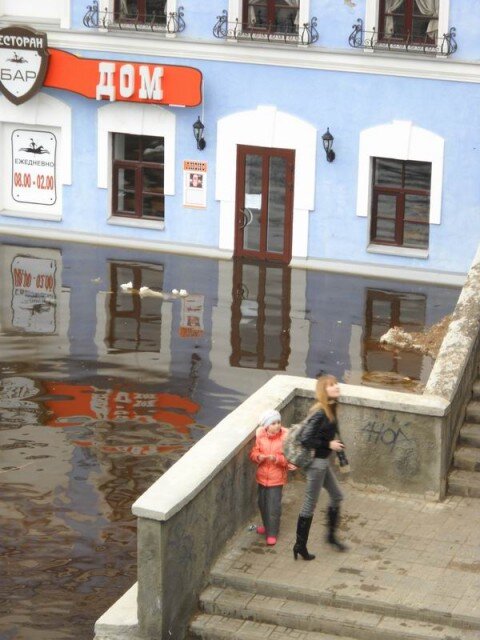  Кто-то снимает на профессиональную камеру, кто-то на мыльницу, а большинство щелкают на телефоны, что бы послать друзьям привет из Пскова.