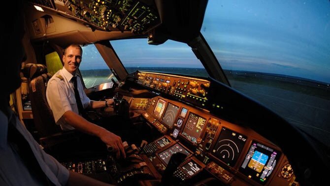 Пилот-самоучка с липовым дипломом пять лет управлял пассажирскими самолетами 
После стажировки на небольшом самолете Тарас Шелест устроился в крупную авиакомпанию, где налетал 2,5 тысячи часов. Настоящие летчики объяснили Business FM, как такое возможно ?
Житель Подмосковья купил диплом пилота и пять лет управлял пассажирскими самолетами. Летать Тарас Шелест научился на симуляторах и тренажерах. Как выяснили журналисты «Комсомольской правды», он купил диплом Санкт-Петербургского университета гражданской авиации и свидетельство пилота. Авиакарьера Шелеста началась в 2008 году, когда он устроился в одну небольшую частную авиакомпанию, которая работала с самолетами «Як». Там сначала он был бортпроводником, а спустя год ему разрешили пройти стажировку вторым пилотом.

Через некоторое время пилот-самоучка перешел на работу в крупную российскую авиакомпанию, где успешно прошел летную переподготовку и получил допуск к полетам. В общей сложности за время работы в двух авиакомпаниях Шелест наработал более 2,5 тысячи часов налета, и нареканий на его работу не поступало. Карьера Шелеста закончилась из-за того, что при заходе самолета в украинское воздушное пространство он воскликнул: «Слава Украине!» Вторым пилотом сразу заинтересовались в ФСБ.

Как пилот-самоучка смог сделал такую карьеру? Комментирует пилот-инструктор, много лет бывший командиром экипажа Як-40, Евгений Самсонов:

Евгений Самсоновпилот-инструктор, командир Як-40 и Ан-26«В начале 90-х годов, когда начался распад не только Союза, но и «Аэрофлота» на частные авиакомпании маленькие, стали закрываться все летные училища практически. С середины 90-х к началу 2000-х провал нехватки пилотов настолько большой стал, что стали возвращать пенсионеров, у которых перерыв более пяти лет. А раньше после перерыва более пяти лет запрещено было летать, восстанавливаться нужно было, через училище опять проходить летную подготовку. Подбирали всех: у кого перерыв в 10 лет, даже в 15 лет был. Стали брать военных пилотов. Раньше ведь в гражданскую авиацию военных пилотов не брали, потому что это своя специфика. А потом постепенно все самолеты советского образца стали сходить на нет, стали появляться Boеing и Airbus, они уже полные автоматы, и там действительно полет на самолете от полета на симуляторе мало чем отличается. В основном там не столько пилотирование, сколько компьютерная работа. Появилось несколько центров подготовки частных пилотов. Существовала такая возможность, что ты частный пилот, отлетал 150-200 часов, имеешь право летать на Boеing и Airbus, и он воспользовался этим случаем. Правда, это несколько печально, если вспомнить «Саратовские авиалинии», Ан-148 упал, там такие же пилоты были: один военный, а второй именно такую подготовку прошел».

Документы никто досконально не проверяет, а пилотов после училища все равно доучивают и переучивают на нужные типы самолетов. Здесь налицо были очевидные летные навыки, поэтому авиакомпания ничего не заподозрила, говорит летчик гражданской авиации Алексей Базеев:

Алексей Базеевлетчик гражданской авиации«С училища любой пилот приходит, вы думаете, он летчик Чкалов? Нет. И на каких они там самолетиках летают? Легкие, спортивные или коммерческие минимальные. А выполнять уже линейные полеты приходится совершенно на других типах самолетов. И вот на эти типы уже в компании переучивают. Документы компания не проверяет, уже считается по факту, что ты пришел, все печати есть, корочки соответствуют. А потом уже тоже видно, если человек проходил первоначальное обучение, он же все-таки приходит в компанию, где работают профессионалы, если он где-то что-то купил, то это сразу видно, и вот тогда возникнет вопрос. А если он где-то сам на симуляторах работал, сам летал, поэтому могло создаться просто впечатление, что он слабо подготовленный пилот. Но тем не менее какое-то понятие есть, что-то он там где-то соображает, и в компании решили, что, ладно, доучим, переучим, и таким макаром его взяли».

По данным журналистов, Тарас Шелест и сейчас работает пилотом, но уже на украинских авиалиниях