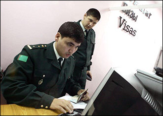 Паспортный контроль в туркменcком аэропорту. Фото с сайта Azathabar.com 
