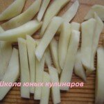 1. Картошку нарезать кружками, ломтиками или как удобно.