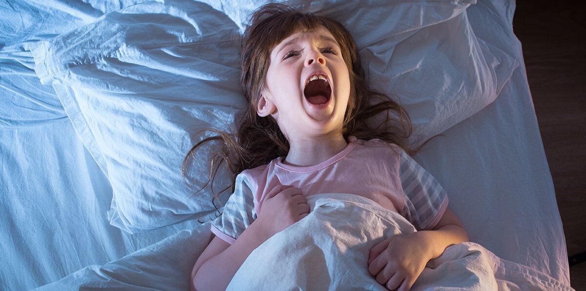 Ребенок проснулся ночью и сильно плачет. Кровать для детей. Сонная девочка.