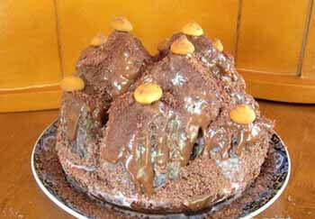 Для любителей не очень сладких десертов отлично подойдёт рецепт приготовления вишнёвого торта «Графские развалины», в котором используется сгущёнка и сметана. Благодаря гармоничному сочетанию нежной сметаны, сладкой вишни и сгущенки получается очень вкусный и сочный торт. Время выпечки около 60 минут. Имеет бисквитный тип.