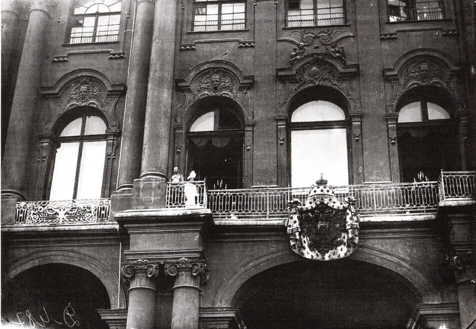 Николай II на балконе Зимнего дворца в день начала войны