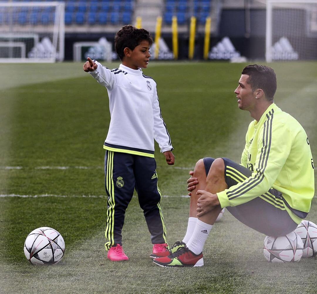 Сын Криштиану Роналду. Криштиану Роналду Джуниор. Кристиано Роналду младший. Криштиану Роналду с сыном на футболе.