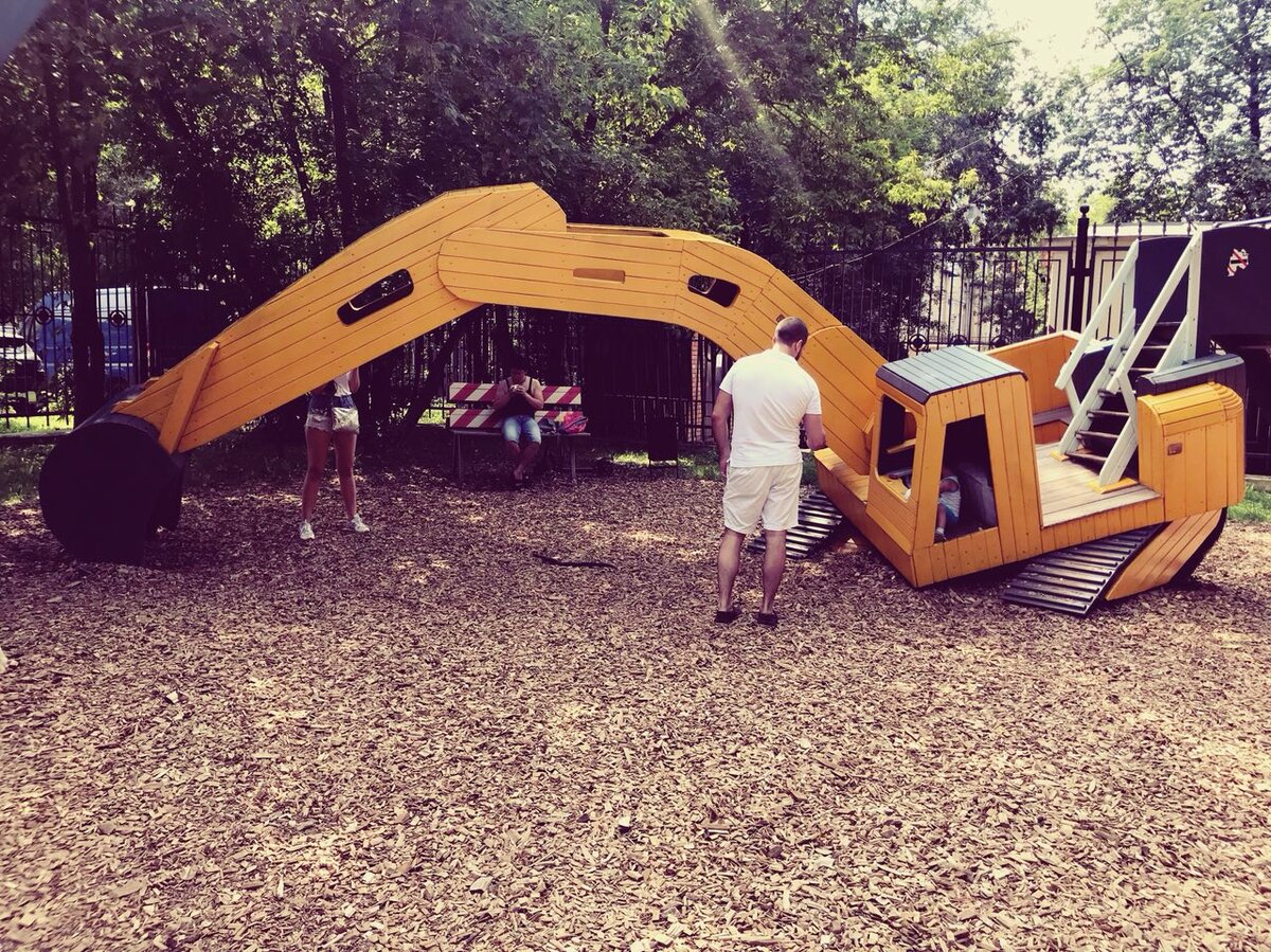 Основной аттракцион площадки — экскаватор.