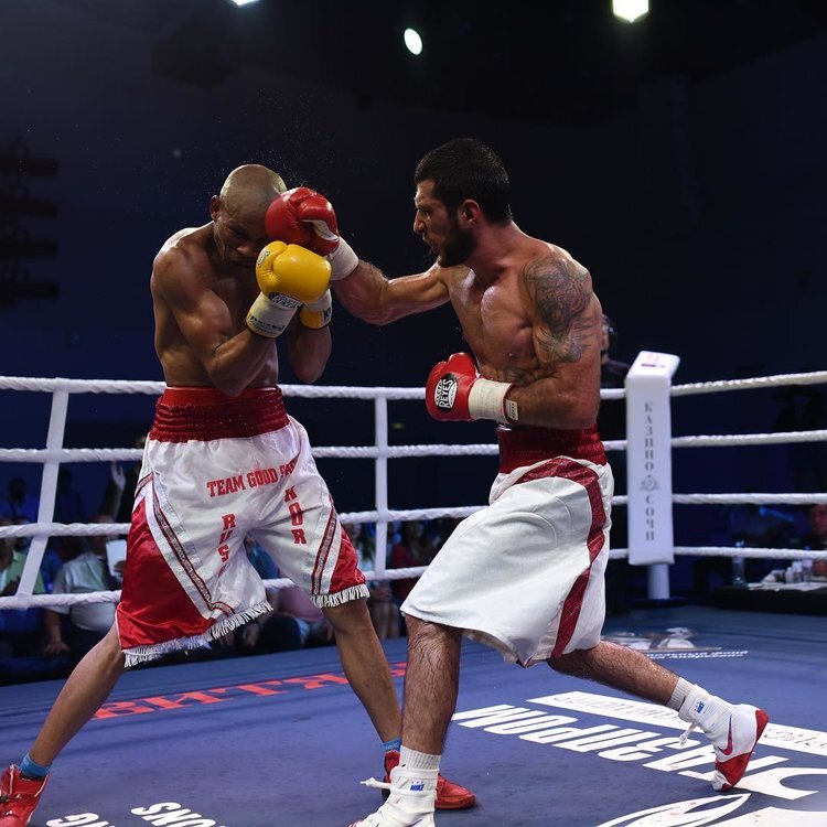 Бой Ерицяна и Фунеки | @titovboxingpromotions, instagram.com