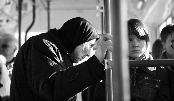 Бабушка в общественном транспорте (Источник: "Остроумно")