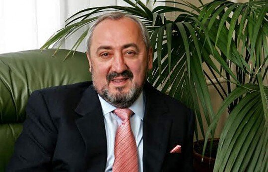 Виталий Мащицкий — уроженец Иркутска, в 90-е плотно занимавшийся операциями с недвижимостью, лесом и нефтью. До настоящего времени под его контролем находится ряд выгодных объектов коммерческой недвижимости в Иркутской области. Мащицкий близко знаком с главой Ростеха Сергеем Чемезовым. Сам Мащицкий утверждает, что они друзья детства, однако это вряд ли может быть правдой — Чемезов вырос в пролетарском Черемхово, Мащицкий в интеллигентной иркутской семье. Познакомились они лишь в Иркутском институте народного хозяйства, оказавшись волей судьбы на одном курсе.


Мащицкий Виталий © Проект "Лица Сибири"
Любопытно, что сразу после вуза пути Мащицкого и Чемезова разошлись: Чемезов работал рядовым инженером в Иркутском НИИ редких и цветных металлов, а Мащицкий, благодаря своим родственным связям, круто пошел в гору в региональном строительстве. Однако в 1983 году Чемезов попал на работу в ГДР, где познакомился с Владимиром Путиным, что впоследствии резко изменило всю его судьбу.
Вновь сошлись дороги Чемезова и Мащицкого лишь в конце нулевых. К тому времени Чемезов уже был главой могущественной ГК «Ростехнологии», а Мащицкий — крупным предпринимателем в сфере строительства, алюминия и нефти. Друг нашел друга — Мащицкий по сути стал правой рукой Чемезова, главой «дочки» Ростеха - компании «РТ — строительные технологии», главой совета директоров «Забайкальской горнорудной компании», контролирующей рынок нефрита, а также куратором большинства зарубежных проектов Ростеха.
