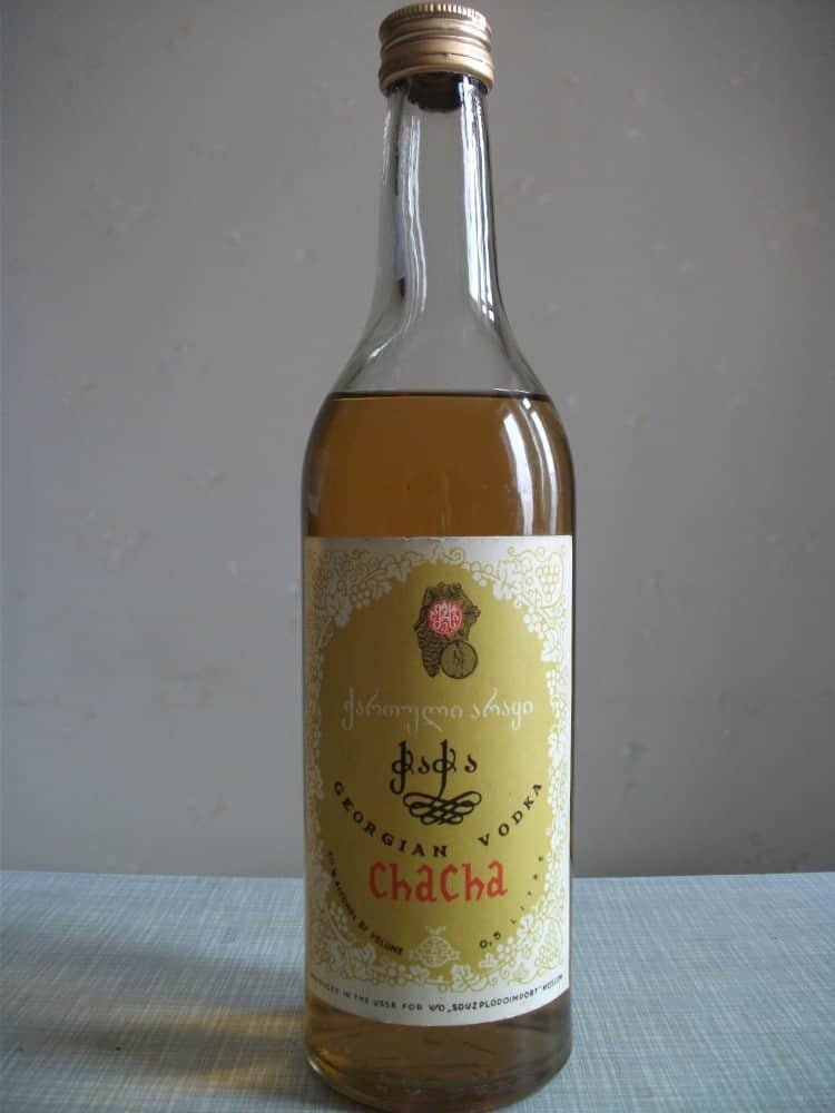 Классической  считают виноградную чачу. Арманьяк и коньяк отличаются от нее тем, что  эти напитки изготавливают из вина, а чачу – из браги, ферментация  которой происходит с участием винодельческих  отходов. В ней присутствуют недозрелые гроздья винограда, жмых,  косточки и гребни. На западе страны чачу делают из винограда Ркацители, а  на севере Абхазии – из Изабеллы и Качича. Когда брагу уже перегнали,  получается дистиллят. Белую чачу после этого закупоривают в бутылки, а  желтую разливают по дубовым бочкам и она выдерживается в течение  определенного времени. Грузинскую чачу считают выжимковым бренди. По  своим вкусовым качествам и технологии производства она напоминает  балканскую ракию и итальянскую граппу.
