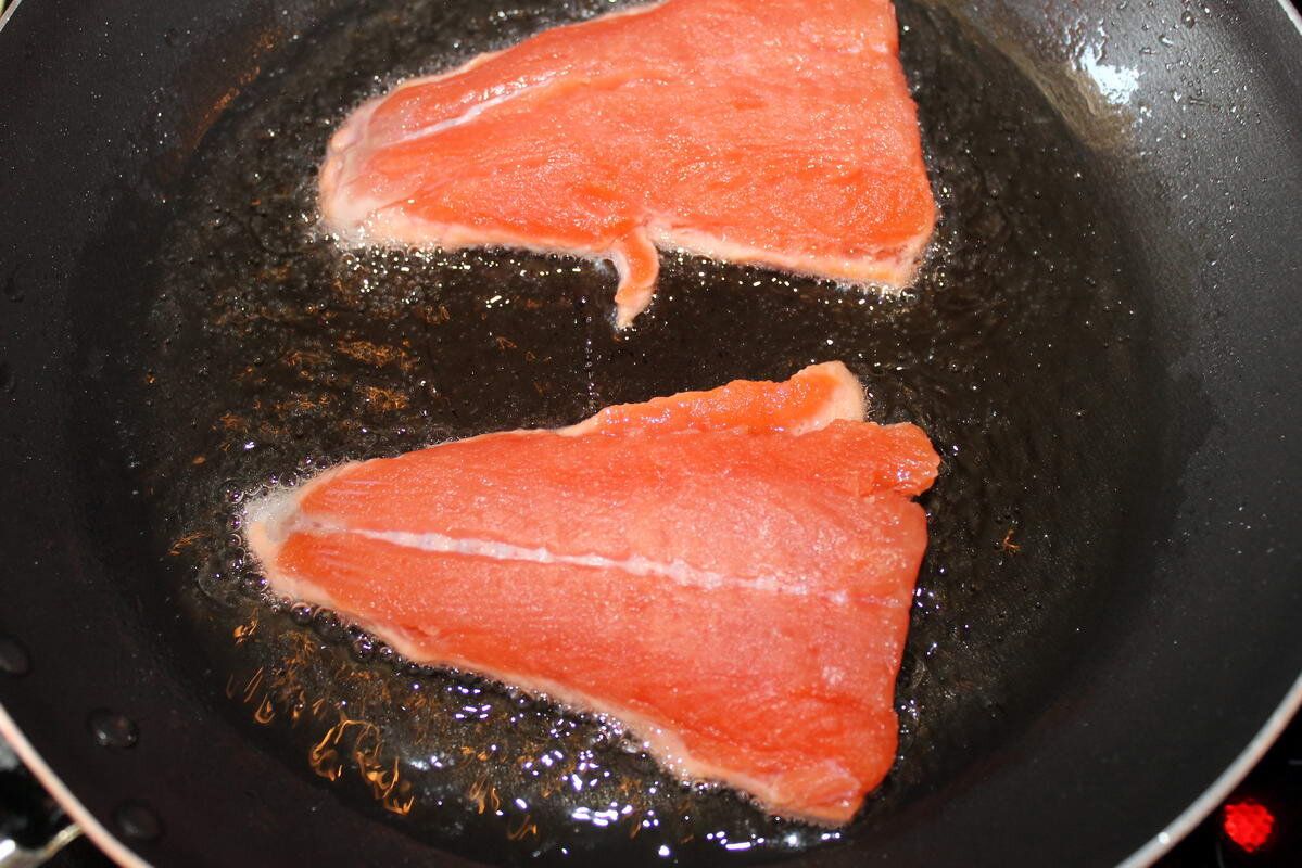 Как жарить филе рыбы. Рыба на сковороде. Рыба для жарки. Рыба жарится на сковородке. Вкусная рыбка на сковороде.