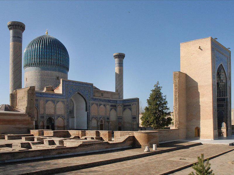 Усыпальница Тамерлана и его детей Гур-Эмир в Самарканде - жемчужина азиатской архитектуры. Он стал прообразом Тадж-Махала в Агре и мавзолея Хумаюна в Дели, построенных потомками Тимура