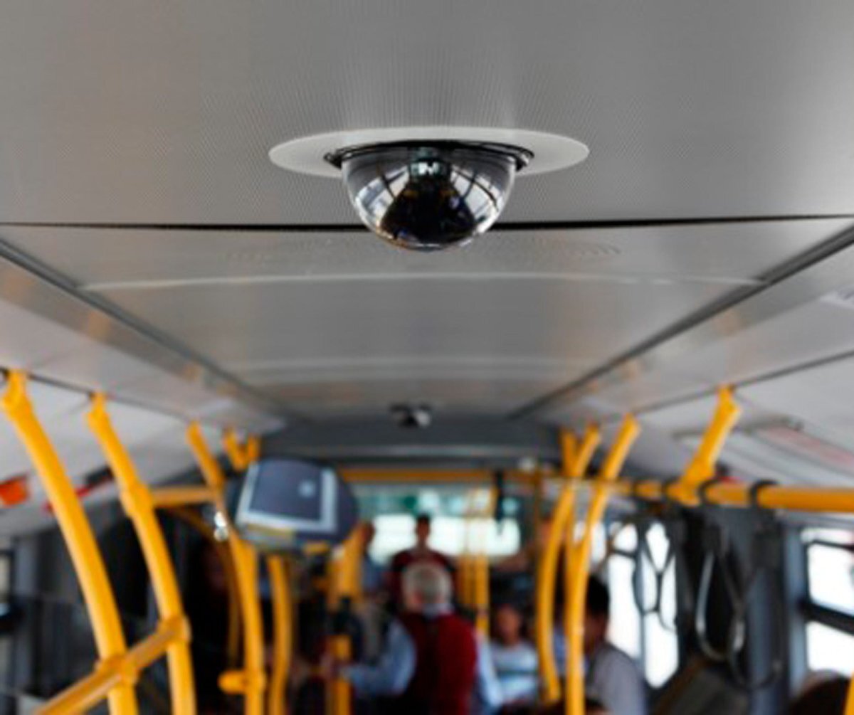 Видеокамера в автобусе. Видеонаблюдение на транспорте. Система видеонаблюдения в автобусе. Камера в салоне автобуса.