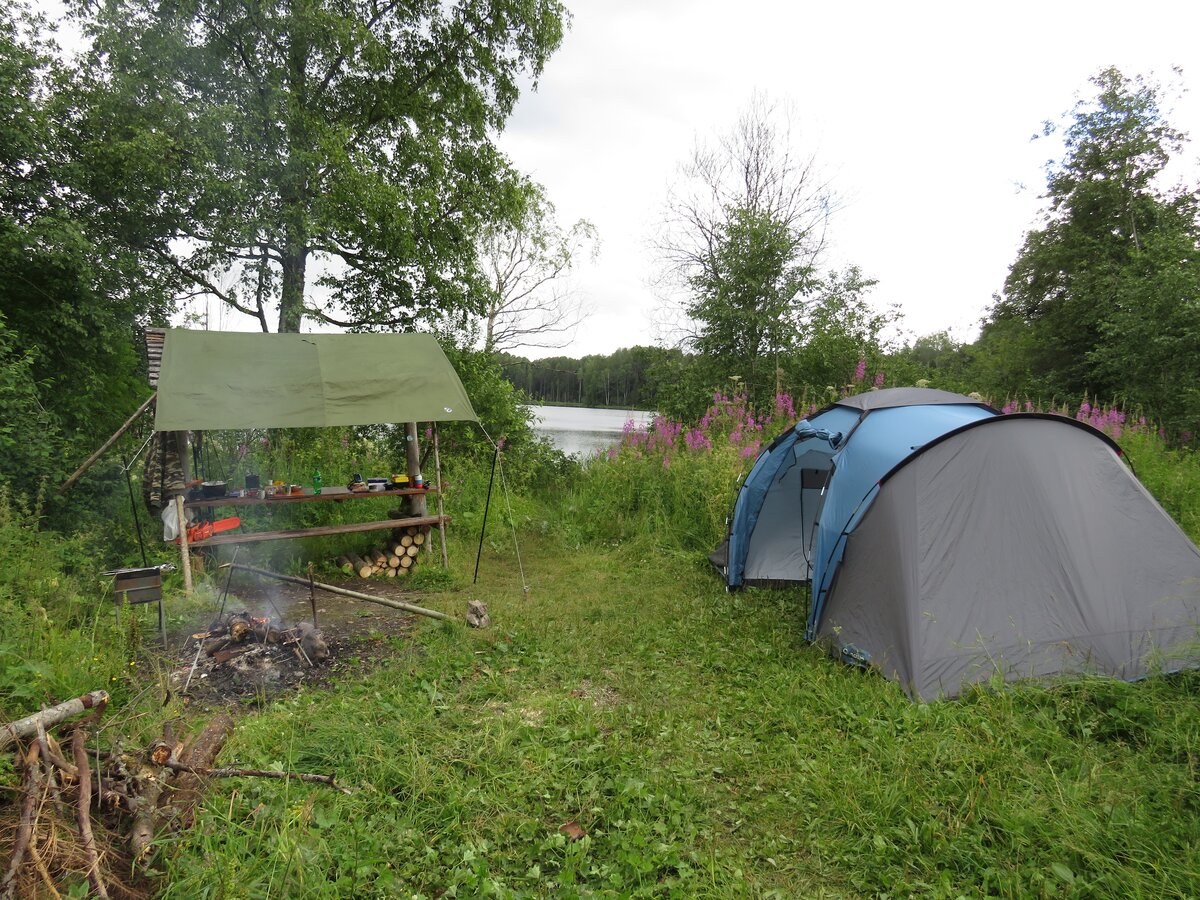Стационарный лагерь для рыбалки на берегу озера. 1 авто - 4 человека. Палатка quechua 4.2 dome то что нужно для таких условий.