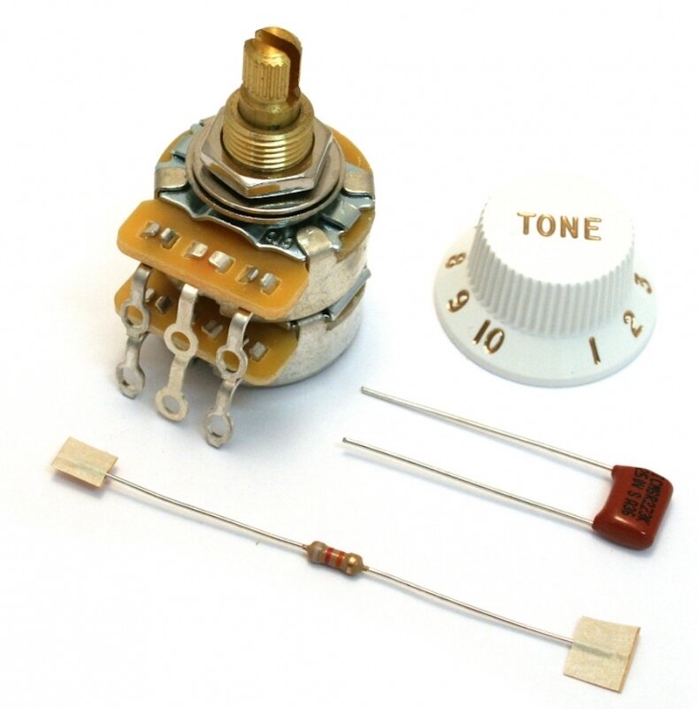 Компания Fender экспериментировала с характеристиками всех компонентов, комплект изменялся несколько раз. Известно также что ранние TBX не фиксировались (не отключались) в положении ручки тона 5 (посередине). 