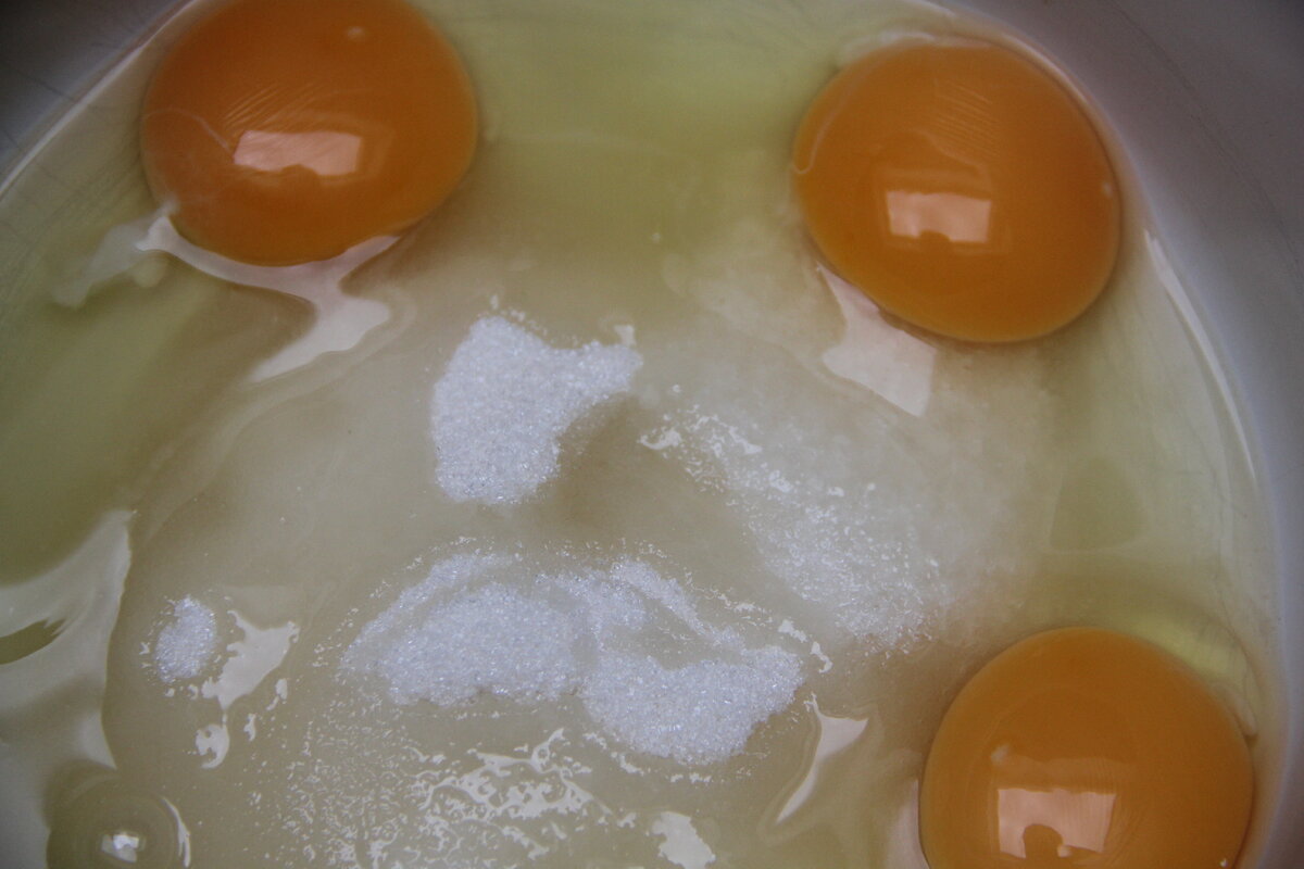 Добавляем к одному стакану сахарного песка три куриных яйца