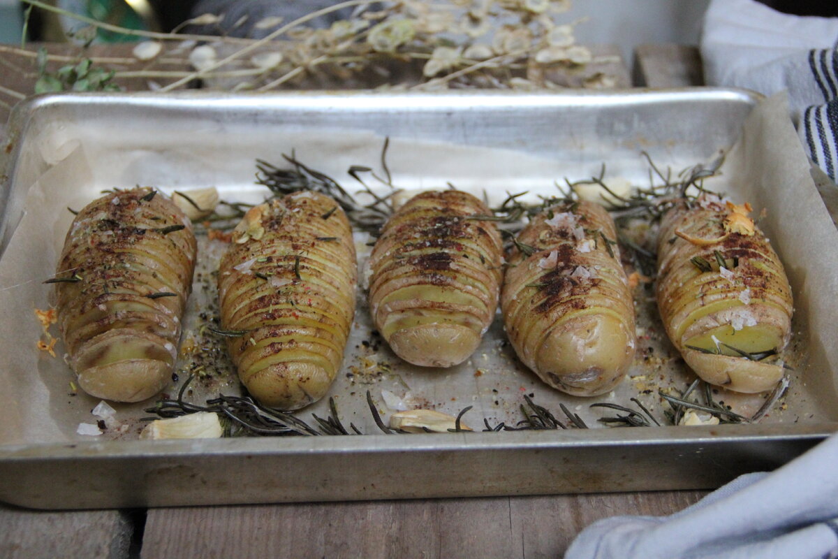 Картошка-гармошка с зеленью и чесноком 