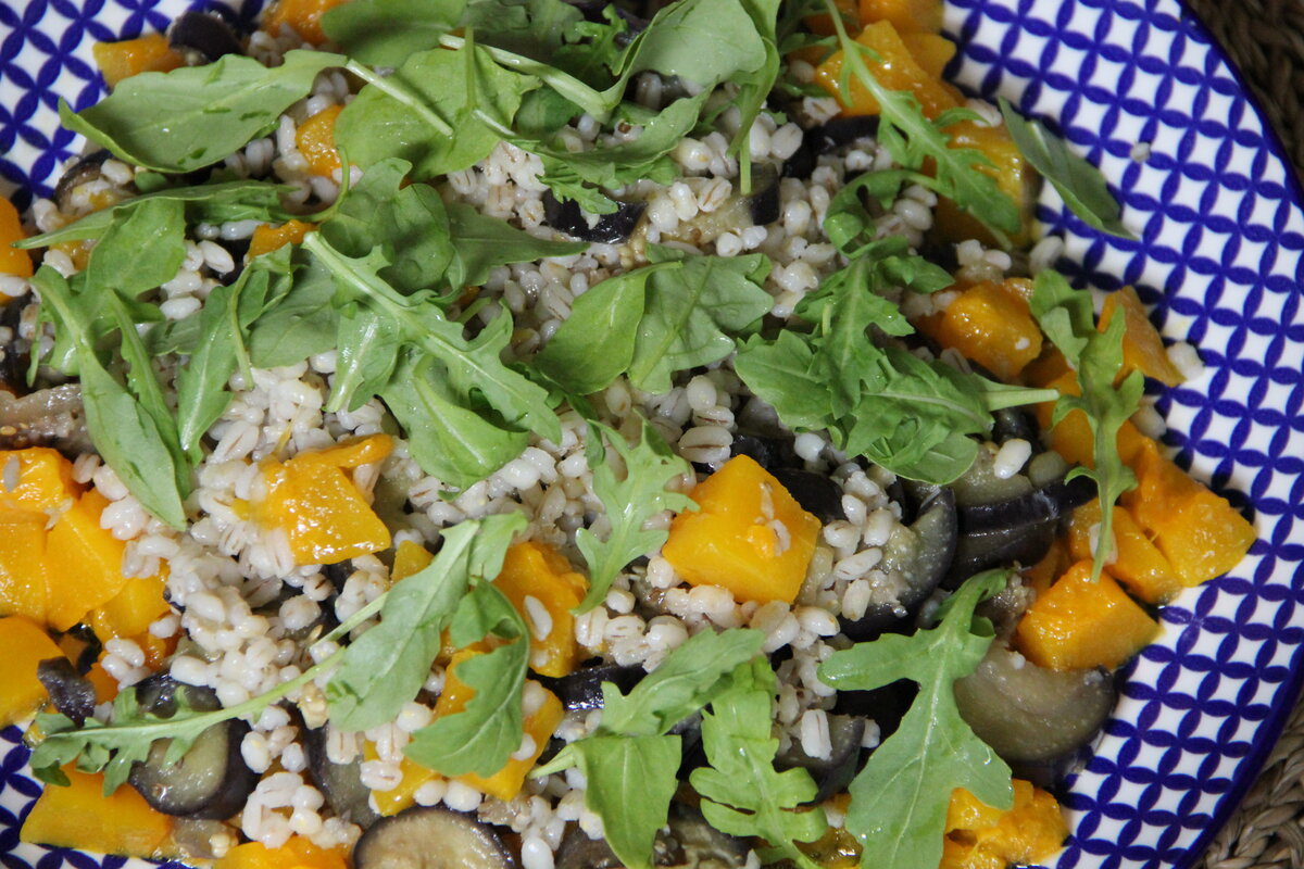 Теплый осенний салат из тыквы с баклажанами 
