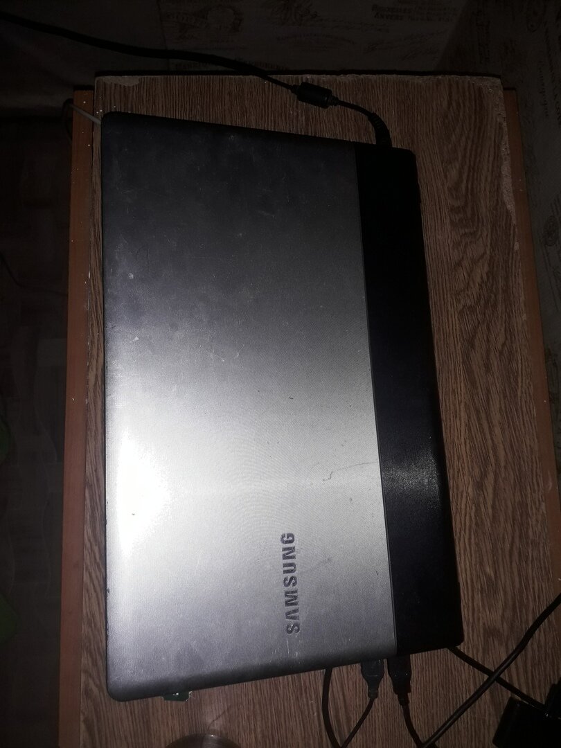 Немного обшарпанный, поцарапанный, зато вполне рабочий и даже хватает мощности что бы немного поиграть. Почему то он был выброшен без жёсткого диска, без блока питания и батареи. Потом я это всё докупил и не пожалел.