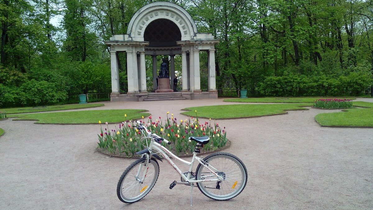 Здесь велосипед в стоке, но без заднего крыла. У стокового заднего крыла есть 2 существенных минуса: Оно слишком короткое, и оно не имеет нормальной системы регулировки.