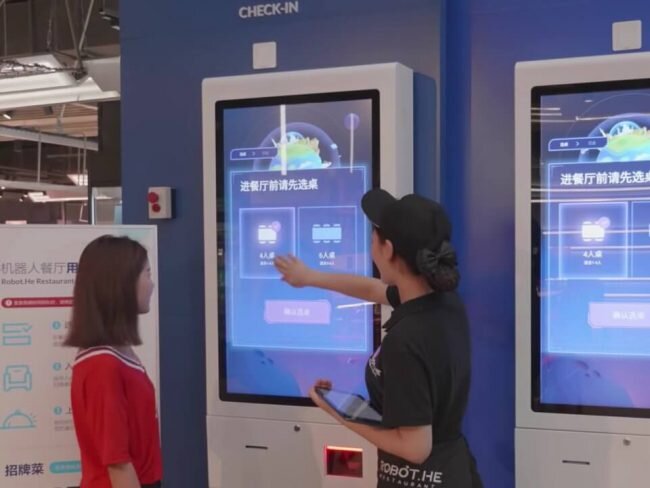 На сенсорной панели можно выбрать нужный вам столик.