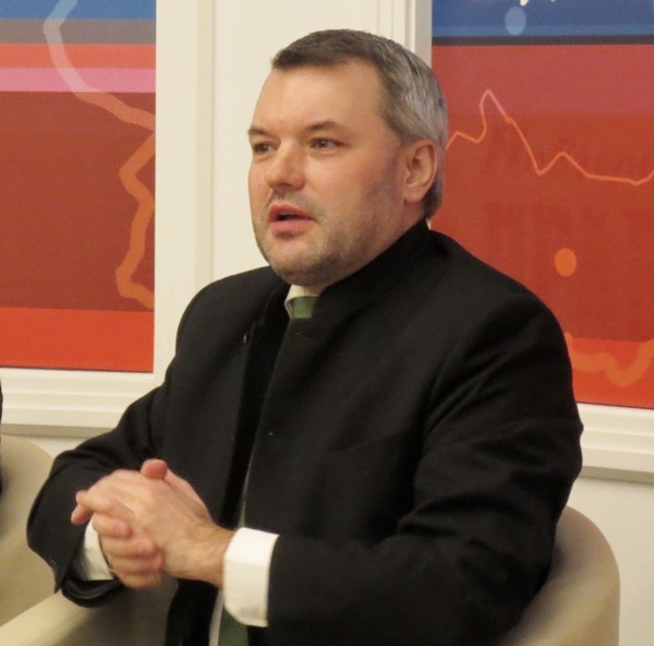 - С будущего года наша страна должна перейти на цифровое телевидение. С 1 января аналоговое телевидение прекращает своё вещание по плану о переходе на цифру. Те люди, которые привыкли смотреть 4 кнопки, а таких в нашей стране, как выясняется, всё ещё остаётся 30-40 процентов (точно никак подсчитать не могут), должны были перейти в новый светлый цифровой мир.