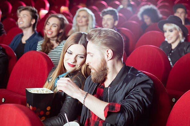 Порно Московская белокурая девушка не постеснялась отсосать в зале кинотеатра смотреть онлайн