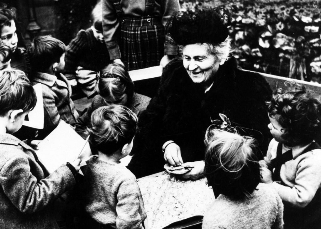 Мария Монтессори с детьми