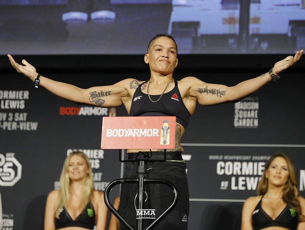 Одна из главных претенденток на титул в наилегчайшей женской весовой категории Сиджара Юбэнкс прошла через тяжелую весогонку перед турниром UFC 230, где ее ждал реванш с Роксанн Модаффери. Юбэнкс отдала часть гонорара сопернице за несделанный вес, а также попала под волну критики со стороны всего ММА-сообщества.  
Как сообщает издание ESPN, Сиджара решила избежать подобных проблем в будущем. Она намерена вернуться в легчайший дивизион, в котором выступала в начале своей карьеры в смешанных единоборствах. 

Напомним, что несмотря на проваленную весогонку, Сиджара Юбэнкс сумела подсластить себе пилюлю, снова уверенно одолев Модаффери единогласным решением судей на турнире UFC 230, а после этого помирившись с задевшим ее Джо Роганом. 