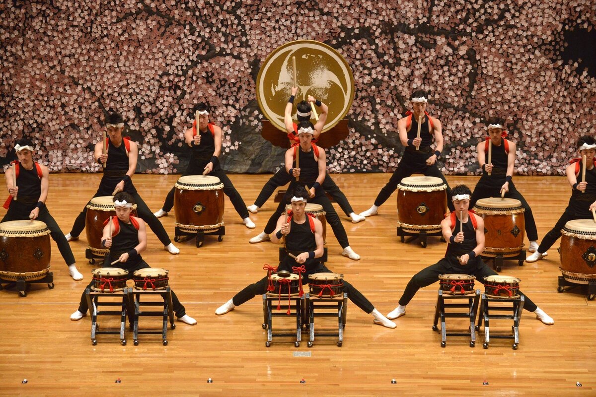 Танец на барабане песня. Японские барабаны Тайко. Тайко японский инструмент. Тайко японский музыкальный инструмент. Тайко барабан.