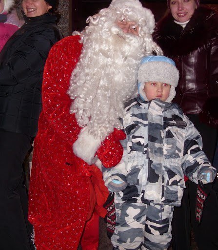 Неотъемлемые сказочные персонажи этого праздника Дед Мороз и Снегурочка помогают активизировать праздничное настроение. Несмотря на свой преклонный возраст, Дед Мороз готов к приключениям, чтобы принести детишкам радость.