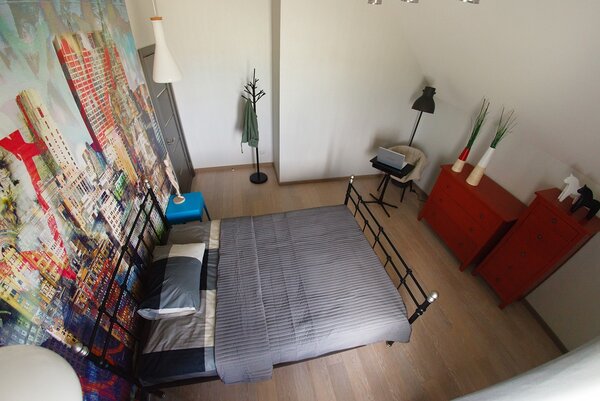 Если вам негде хранить объемные предметы интерьера, то добавляйте цвет с помощью текстиля, а не мебели и крупного декора