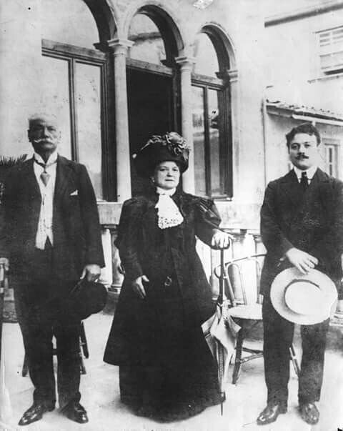 Гуччио Гуччи с родителями