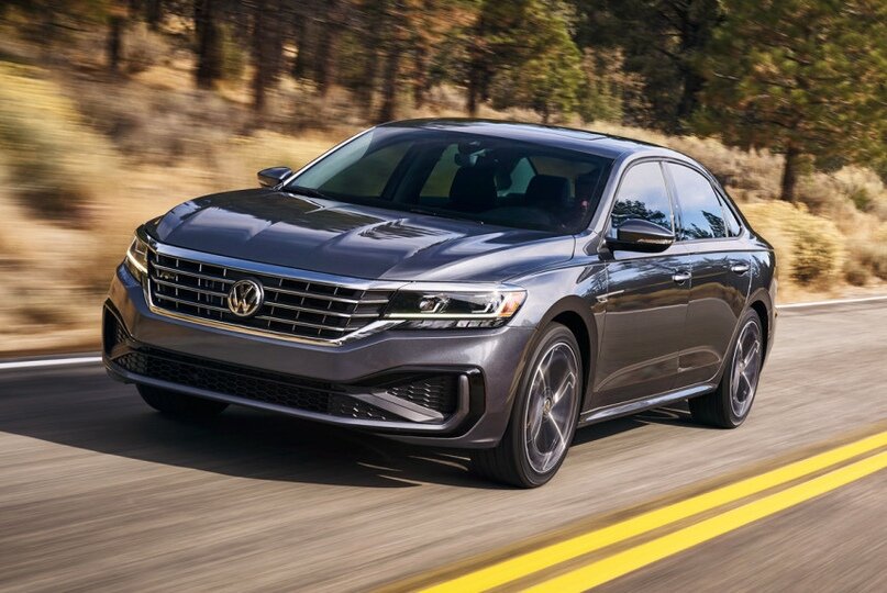 
Дело в том, что на рынке США локальный Volkswagen Passat так и не оправдал возложенных на него надежд. Если Toyota Camry в последние годы находила по 340—380 тысяч покупателей, то Passat даже на пике формы разошелся тиражом 117 тысяч экземпляров, а результат 2018 года — и вовсе 41 тысяча машин. Однако покидать занимаемую нишу в компании не желают, поэтому было принято решение глубоко модернизировать прежний седан. 

