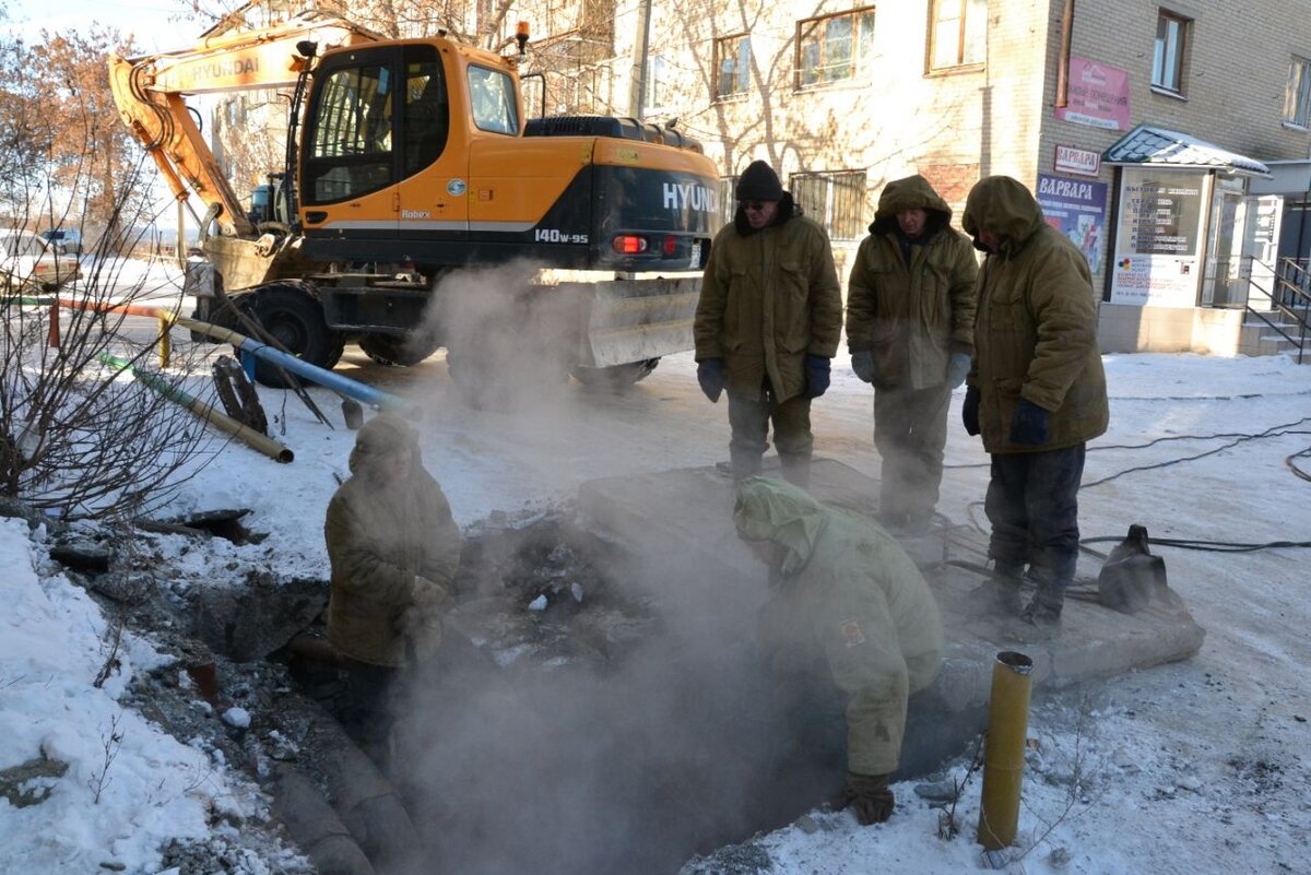 Порыв это. Порыв теплотрассы. Прорыв теплотрассы. Прорыв теплотрассы зимой.