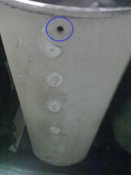 Просверленная дырка в глушителе, для спуска конденсата