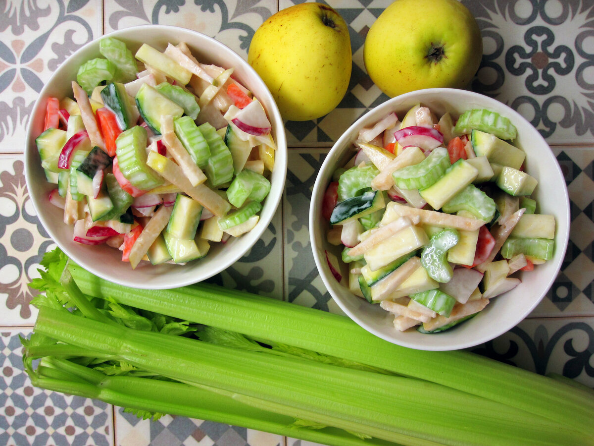 Диетический салат с сельдереем и яблоком
