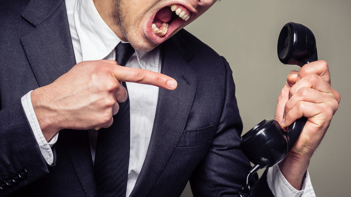 Любое повышение голоса с требованием денег может быть расценено как вымогательство.