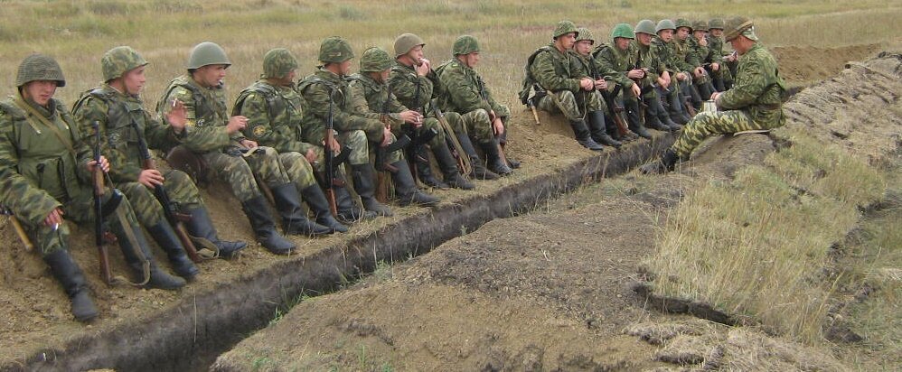 На фото: КСибВО. На занятиях по инженерной подготовке. Перекур.