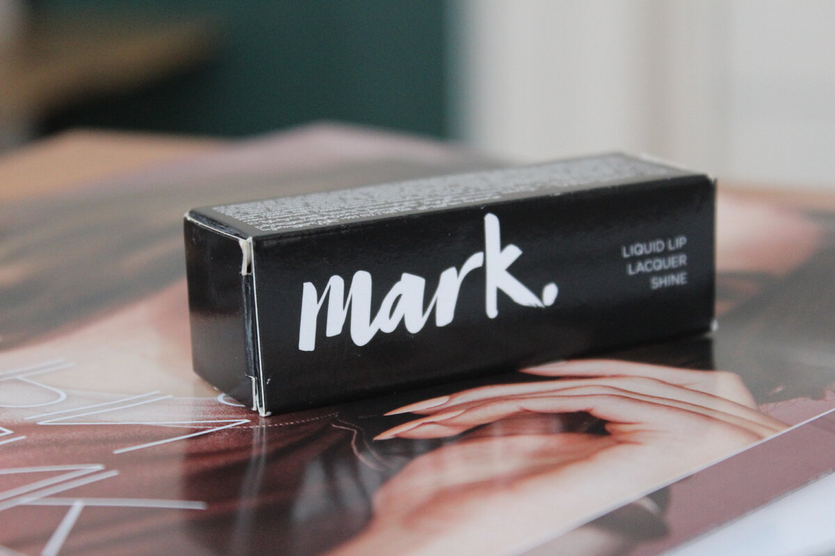 Вот в такой коробочке продаётся эта глянцевая помада