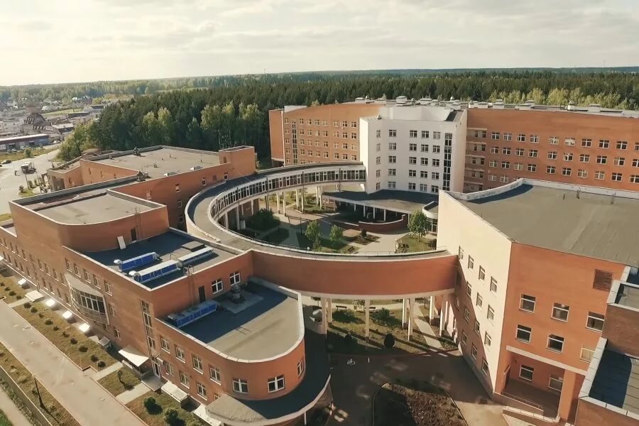 Вообщем друзья приключилась со мной сегодня такая история: Звонит заказчик, поснимать час в Роддоме Зеленограда. Не вопрос, день свободен, еду снимать. Подъехал, звоню заказчику, говорю что я на месте, позвоните как будете вы на месте. Звонит, говорит, что скоро подъезжает. Я ожидаю их в отделении выписки, подходит дама, мол что здесь делаете, у нас сейчас будет здесь фото и видео съемка, будете мешать, я говорю, что я и есть фото)) Она - иди в другом месте ожидай, я 👌 Вышел, погулял 5-10 минут, звоню заказчику, спрашиваю, вы подъехали? Отвечает, да, но вы нас уже сейчас снимаете 😳 Я не понял, как это 🤔 Он рассказывает, что вышел он на улицу, стоит мужик с фотоаппаратом. Клиент спрашивает у него - вы Александр фотограф? Тот ему - да. занавес 🤦‍♂️ Заказчик вышел на улицу, передо мной извинился, сказал что тот хрен уже снимает, в свою очередь я сказал что я снимать уже не буду, но будьте внимательны, кто тот фотограф и отдаст он вам вообще что-то, самому богу только известно. Дал мне 2000₽, извинился и ушёл. 

Суть в том, что та сотрудница скорей всего знала что скоро придут люди, и специально  выгнала меня и быстренько позвала того фотографа, чтобы он их в оборот брал 👿

Позвонил в компанию, которая там работает официально и предоставляет услуги фото/видео, они в курсе этого левого фотографа и уже них так же были подобные случаи с ним. 

Я был первый раз в этом роддоме - так что коллеги фотографы, кто туда поедет так же впервые, будьте внимательны. 

Уже составлена претензию по телефону, надеюсь разберутся с этим фотографом - бомбилой. 

Репост приветствуется, может мой опыт кому-то поможет избежать такой комической, но в тот же момент грустной истории ✌️

Точный адрес роддома: г. Москва, г. Зеленоград, ул. Александровка, дом 8, строение 2.