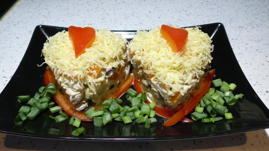 Салат Морской коктейль. Для влюбленных. Для  Него и для Нее. Готовиться  очень просто и получается очень вкусно. Попробуйте, не пожалеете.
