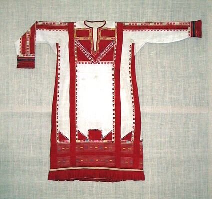Были и более богато декорированные рубахи.