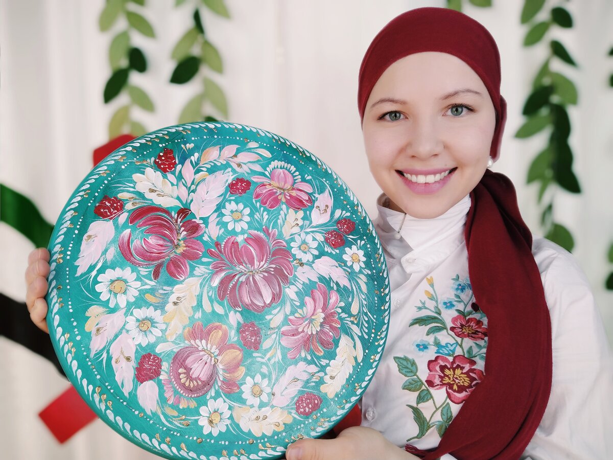 
В этом видео художница и преподаватель изобразительного искусства Лилия покажет вам, все этапы техники и нюансы создания ярких цветочных мотивов.
