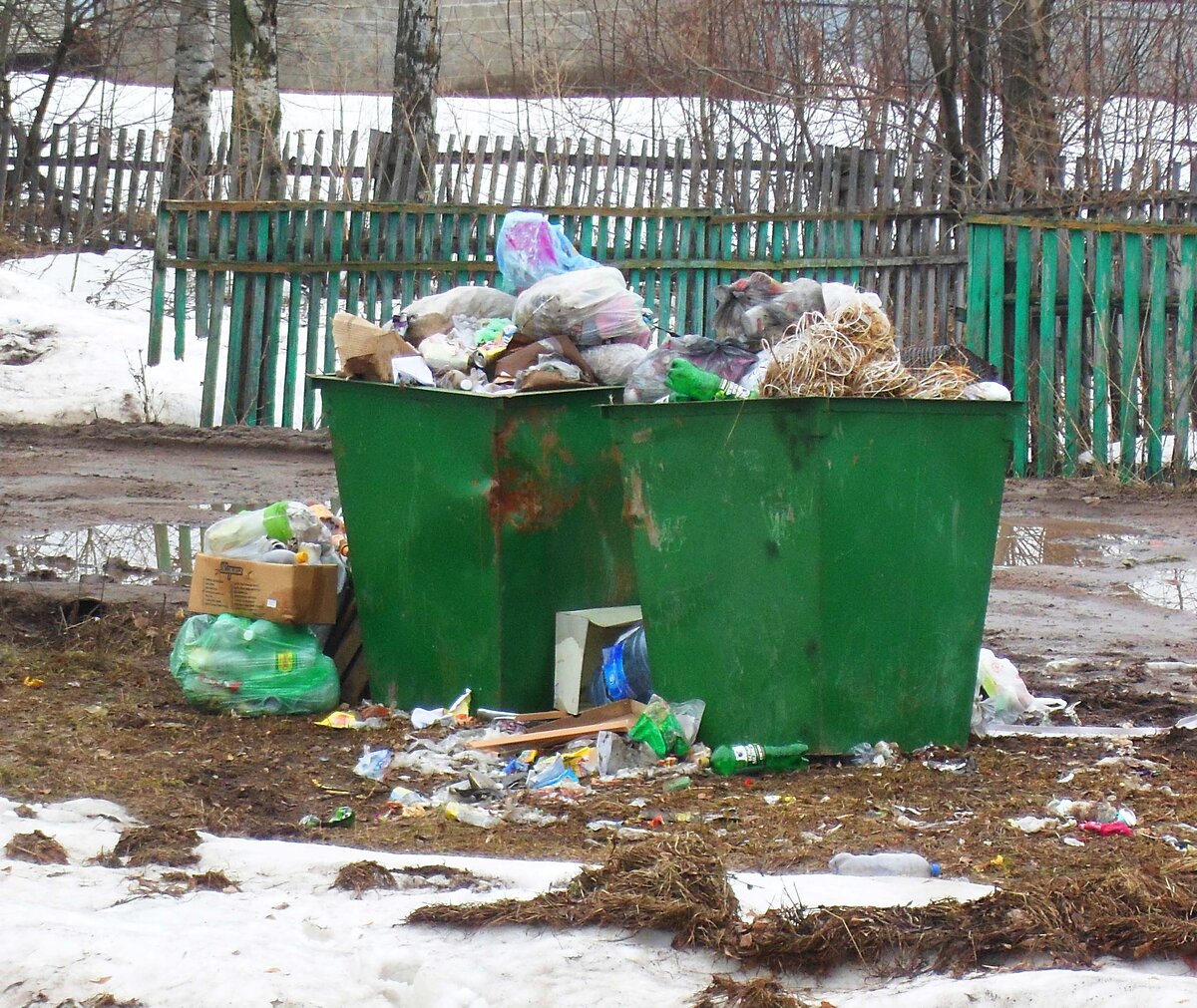 Мусор в контейнерах в районном центре