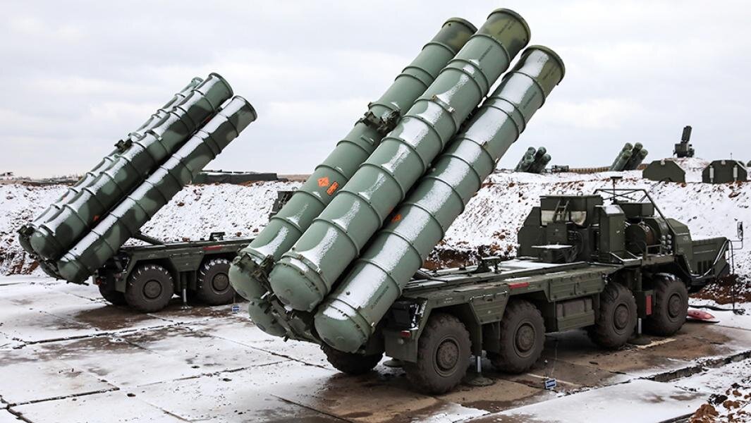 Пусковые установки зенитного ракетного комплекса С-400 «Триумф». Фото: ТАСС/Сергей Мальгавко