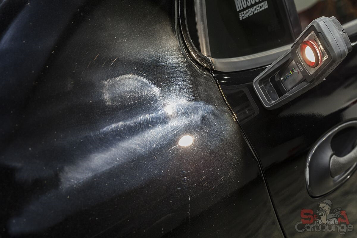 №1 Так выглядит шлифовка, точнее работа «тризакта», выполненная в рамках покраски авто — в малярном цеху. Повреждения ЛКП на фото — следы специальной эксцентриковой машинки (как правило пневматической). С помощью такой машинки маляр убирает огрехи покраски в виде мусора в лаке (пыли).