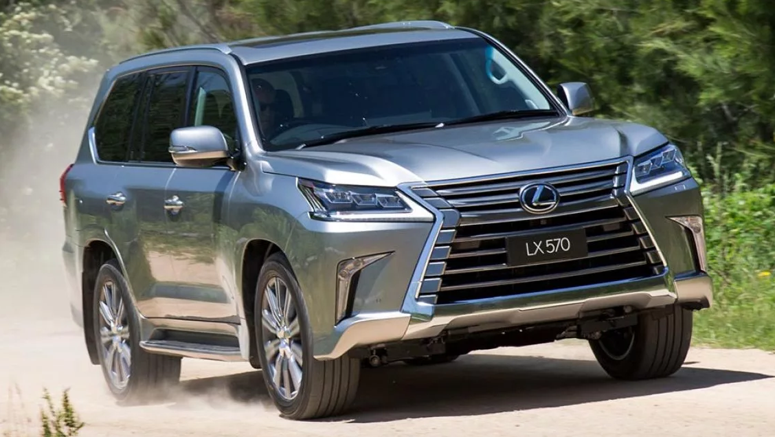 Вид Lexus LX 570 с переди 